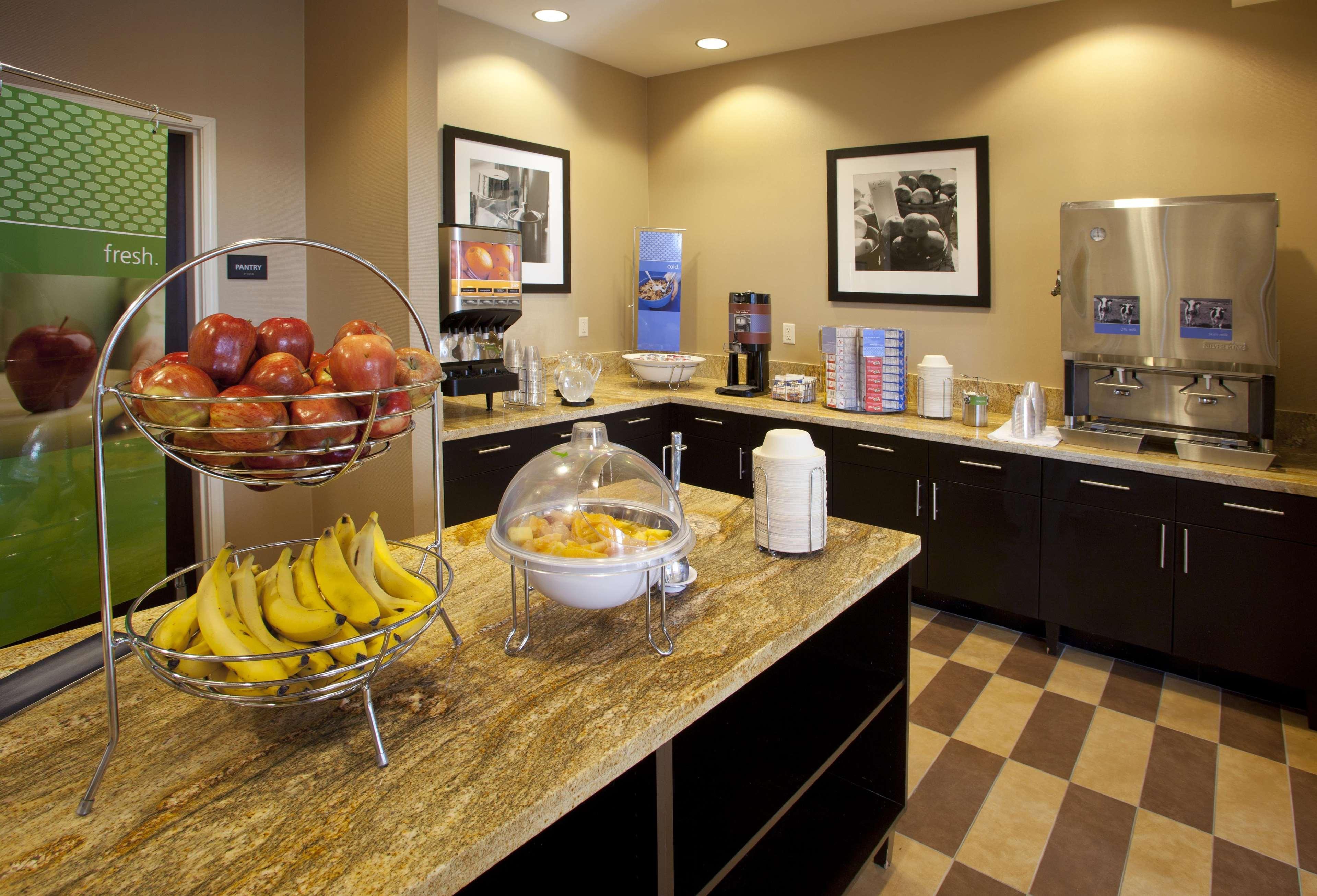 Hampton Inn & Suites Seattle/Федерал-Уэй Экстерьер фото