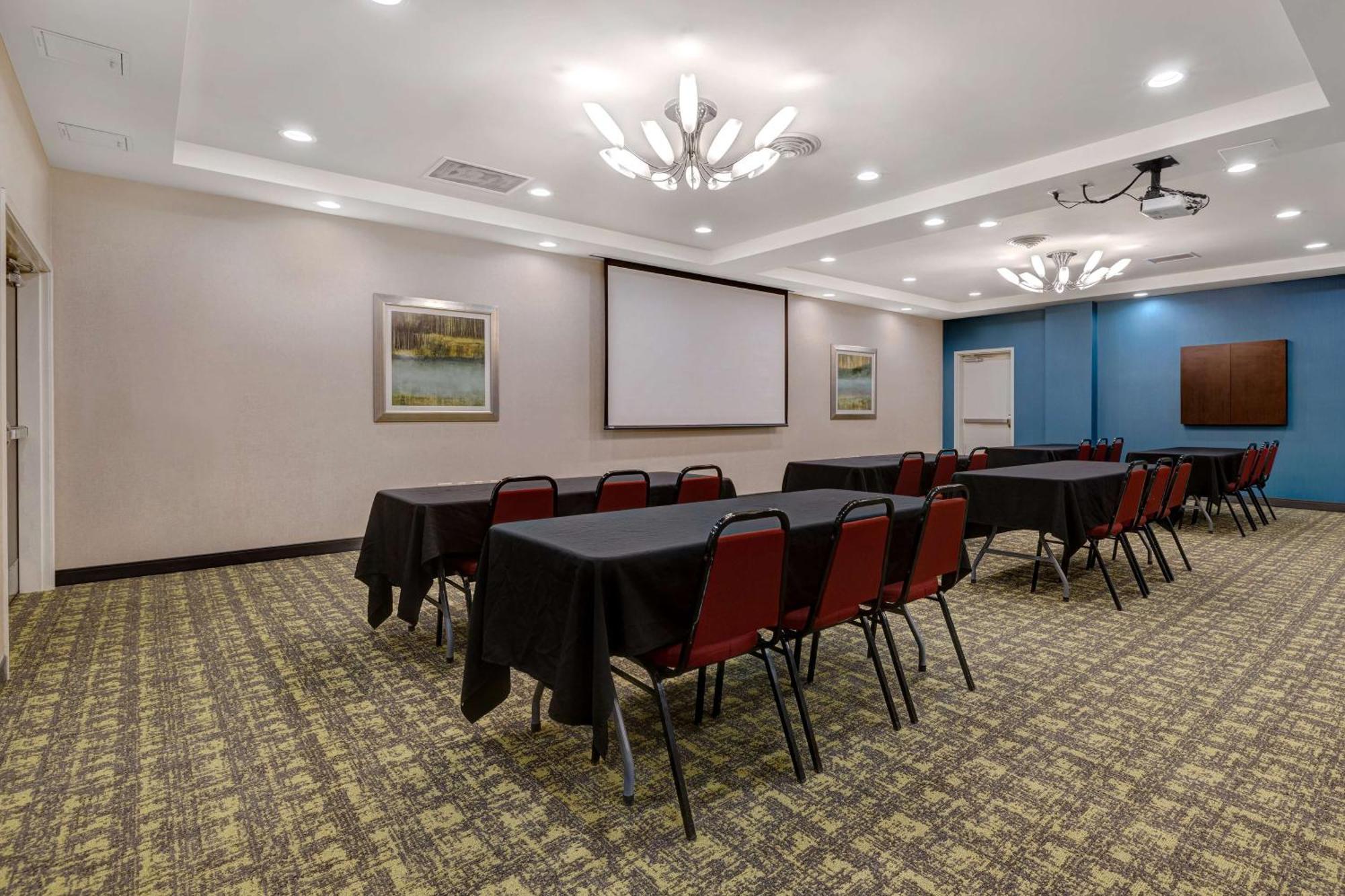 Hampton Inn & Suites Seattle/Федерал-Уэй Экстерьер фото